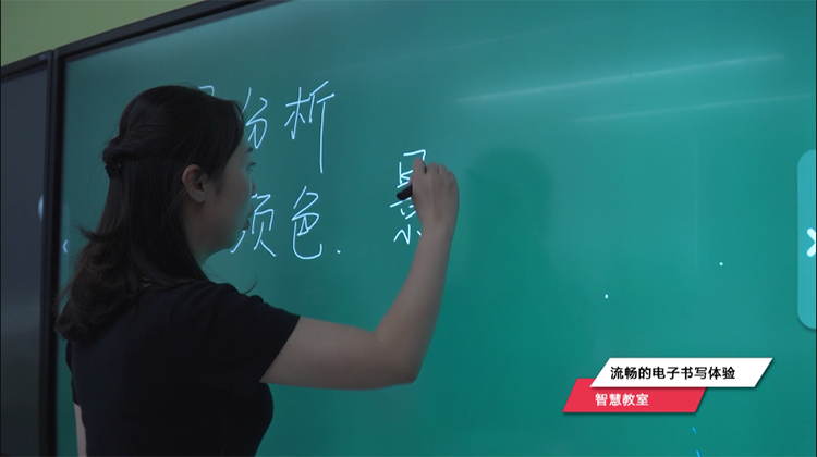尊龙时凯黄淮学院智慧教室：智能交互平板电子书写体验